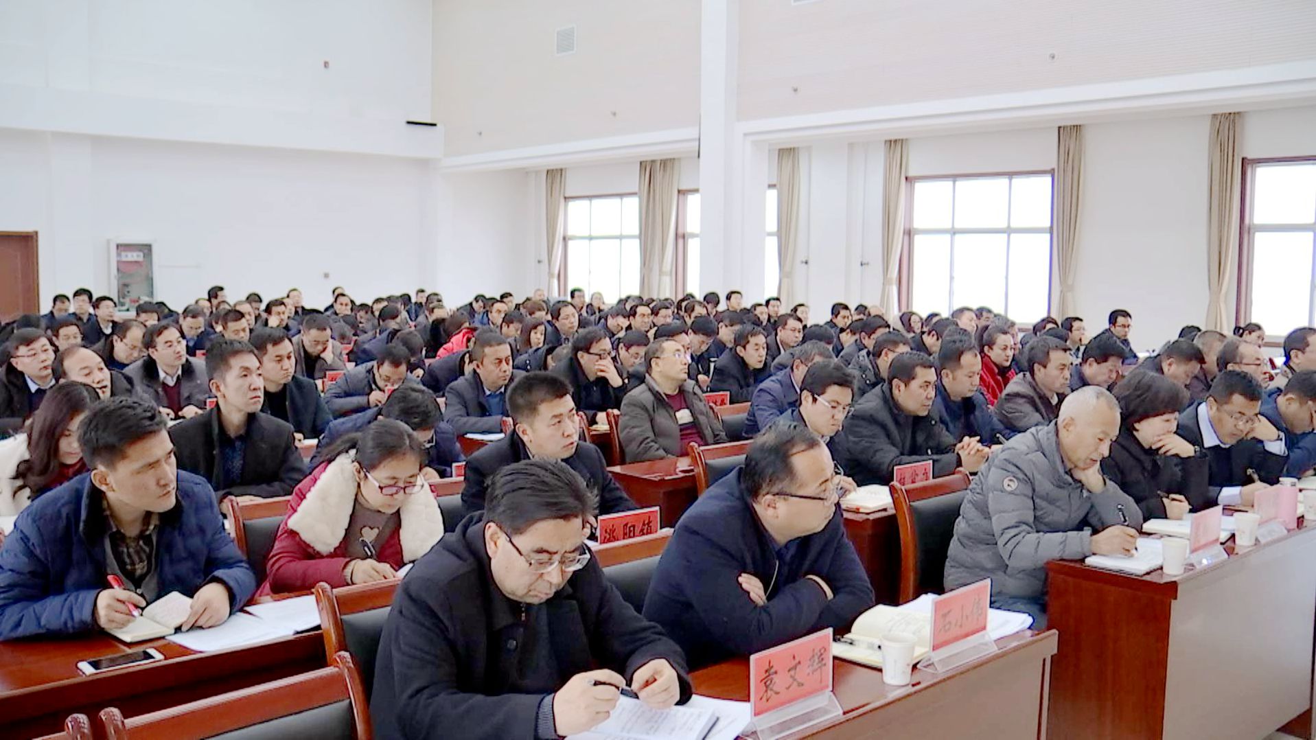 2019年东西部经济_2019年5月22日,甘肃岷县人大代... 就东西部经济协作进行面对面沟通...(2)